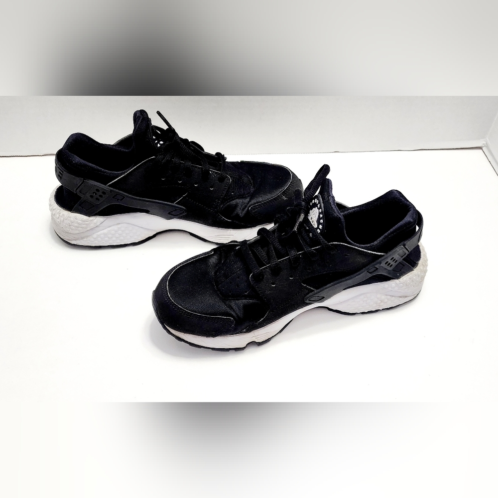 Women's black Nike Air Huarache